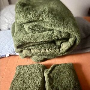 King Size Sherpa Comforter with shams